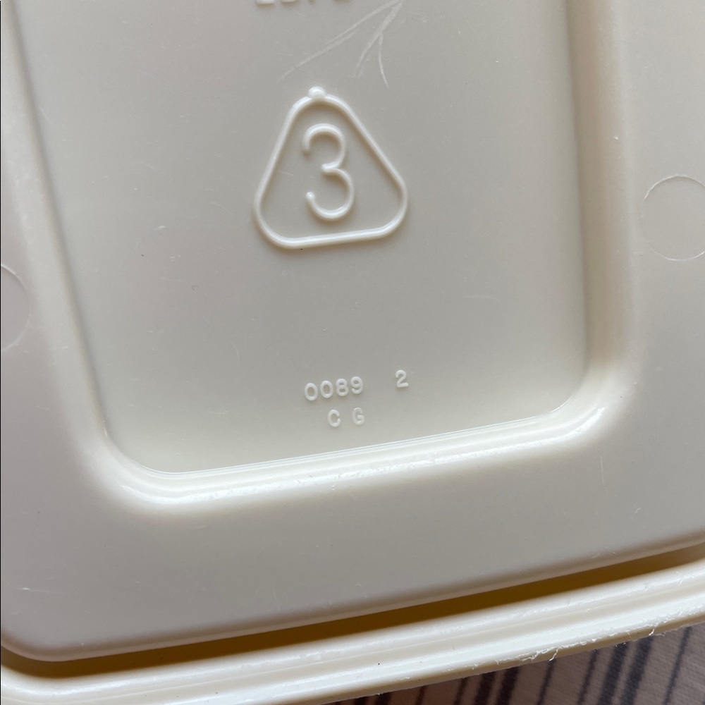 Rubbermaid 13 cup cereal storage plastic almond Lid w/ flip top opening Lid only - Picture 6 of 6